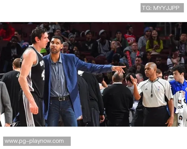 邓肯与姚明亲密合照展现篮球巨星间的友谊与尊重